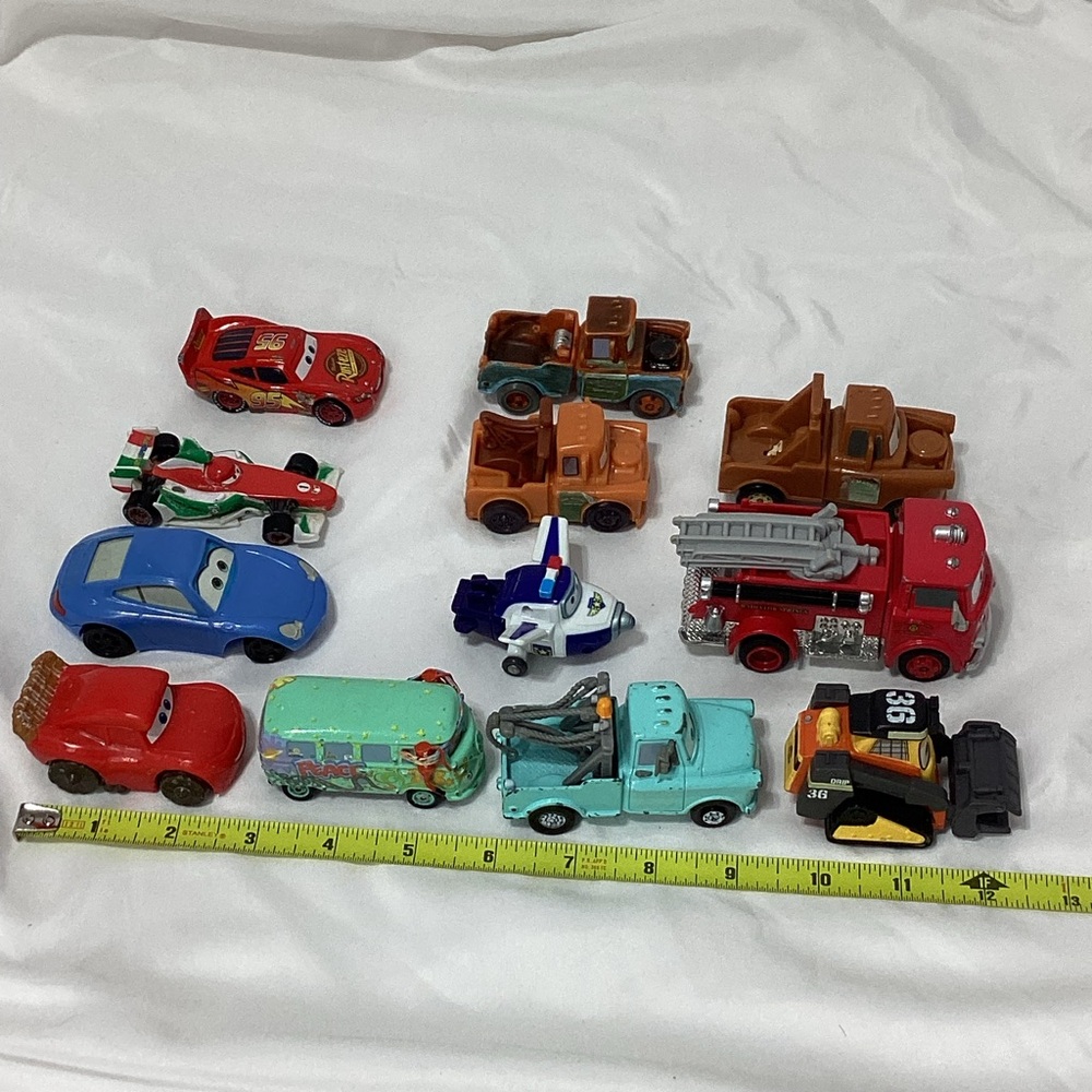 Disney Cars Movie Cars Lot lightning McQueen Mater Fillmore VW Francesco
Lot AA - Picture 7 of 8